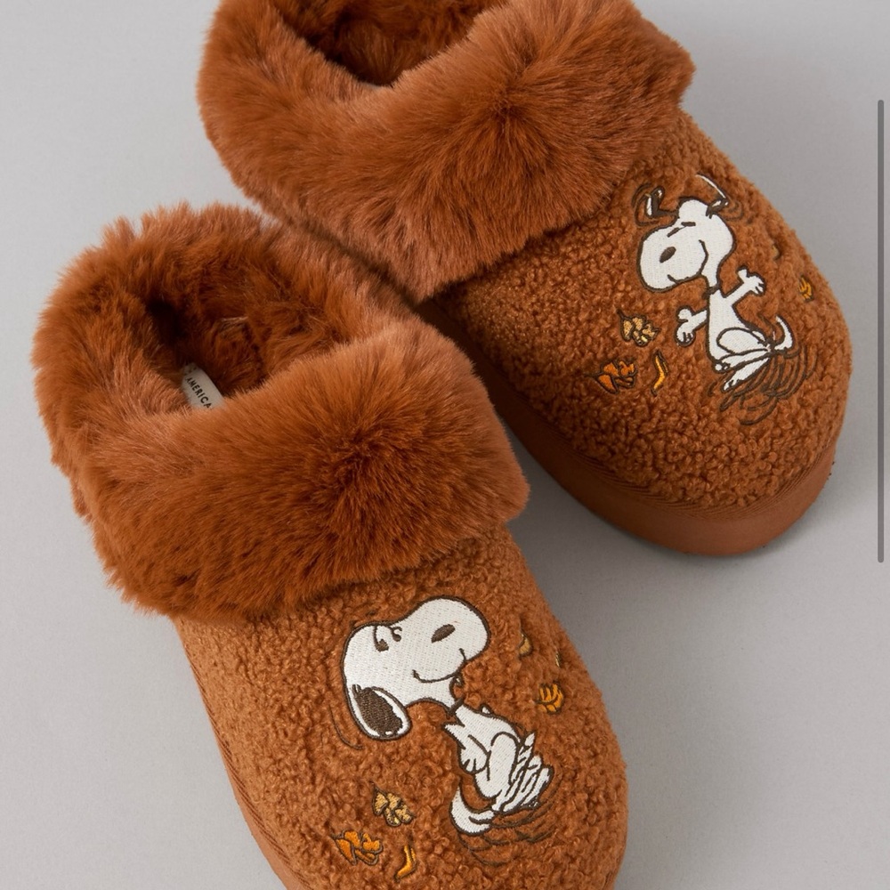 American Eagle Outfitters Fuzzy Brown Snoopy Slippers